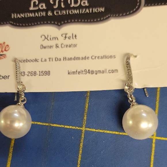 Silver Tone Pearl Faux Earrings - Picture 1 of 2